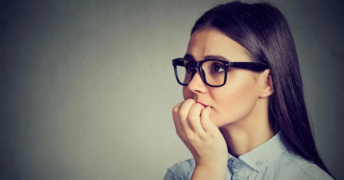 Skąd się bierze fobia społeczna? Odkryj przyczyny i czynniki rozwoju